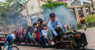 駁二藝街特區 x 寓教於樂的蒸汽小火車