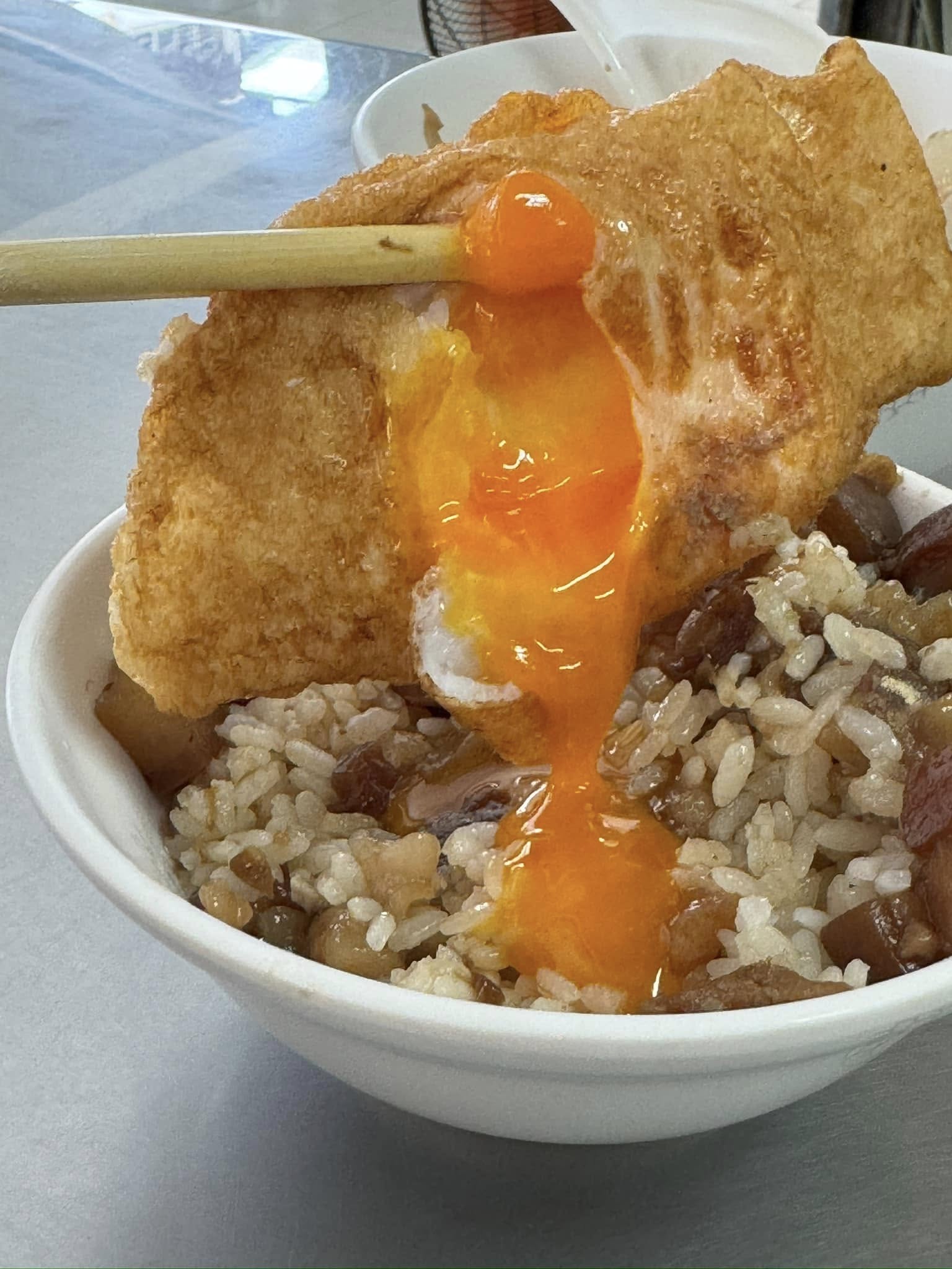 高雄前金肉燥飯招牌肉燥飯搭配半熟鴨蛋,手切肥肉入口即化,紅蔥頭香氣濃郁,米其林必比登推薦美食 高雄前金肉燥飯招牌肉燥飯搭配半熟鴨蛋,手切肥肉入口即化,紅蔥頭香氣濃郁,米其林必比登推薦美食