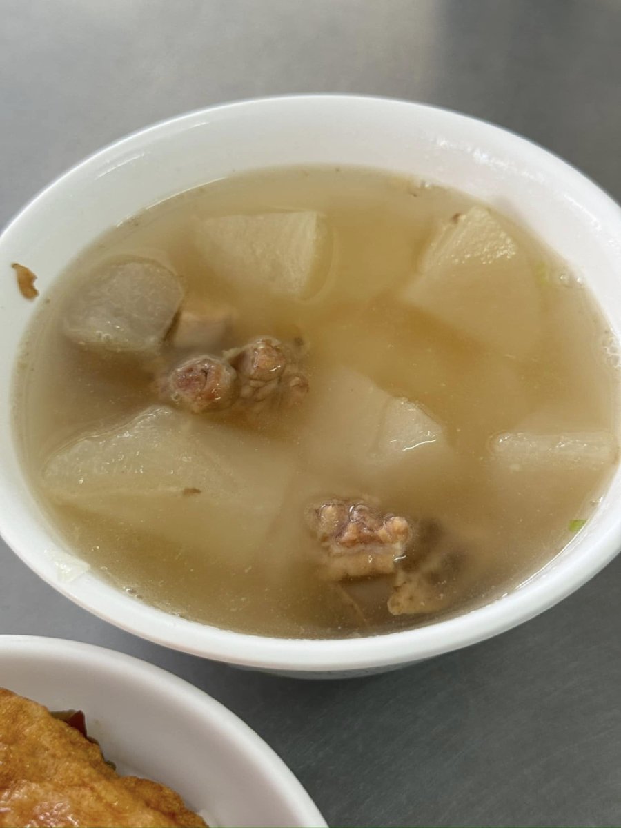 高雄前金肉燥飯菜頭湯,白蘿蔔搭配肉骨慢燉,湯頭清甜鮮美,是高雄必比登推薦小吃必點湯品 高雄前金肉燥飯菜頭湯,白蘿蔔搭配肉骨慢燉,湯頭清甜鮮美,是高雄必比登推薦小吃必點湯品