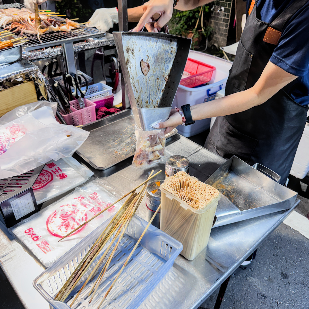 大樹九曲堂夜市｜星期六限定夜市美食推薦，孫家滷味、無名烤魷魚、芭樂星球一次滿足