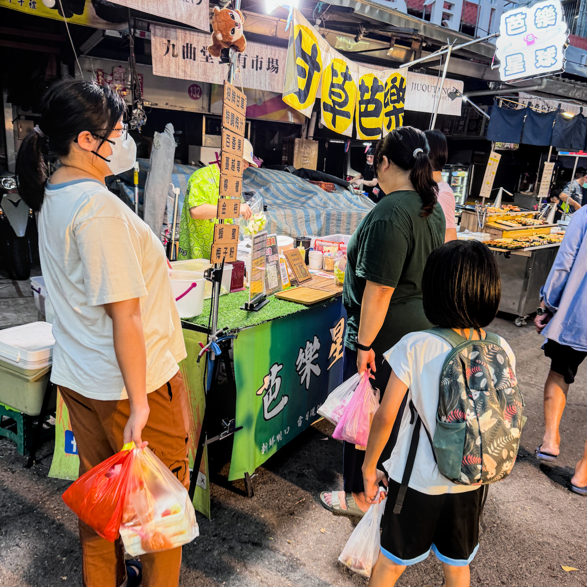 大樹九曲堂夜市｜星期六限定夜市美食推薦，孫家滷味、無名烤魷魚、芭樂星球一次滿足