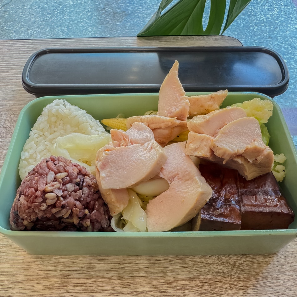 盒盒倉廚泰泰雞胸盒餐點特寫，雞胸細嫩搭配白飯與配菜