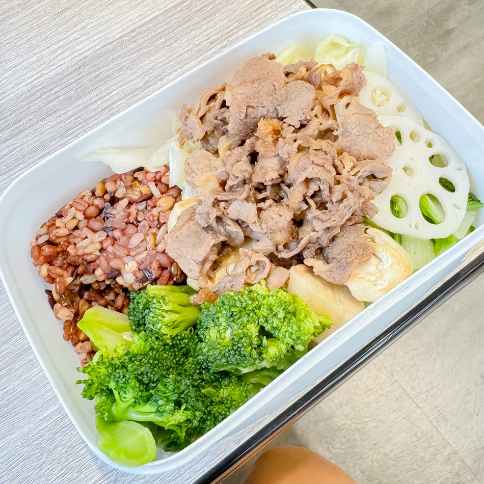 盒盒倉廚醬燒牛牛盒，肉質香嫩搭配豐富蔬菜