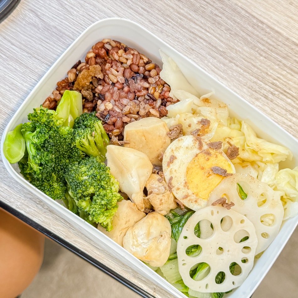 盒盒倉廚餐盒內滿滿新鮮蔬菜與牛肉搭配