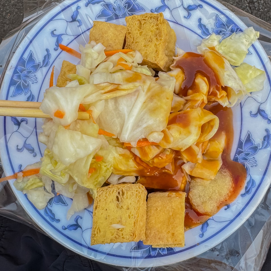 臭豆腐酥脆外皮搭配爽脆酸甜泡菜，口感層次豐富