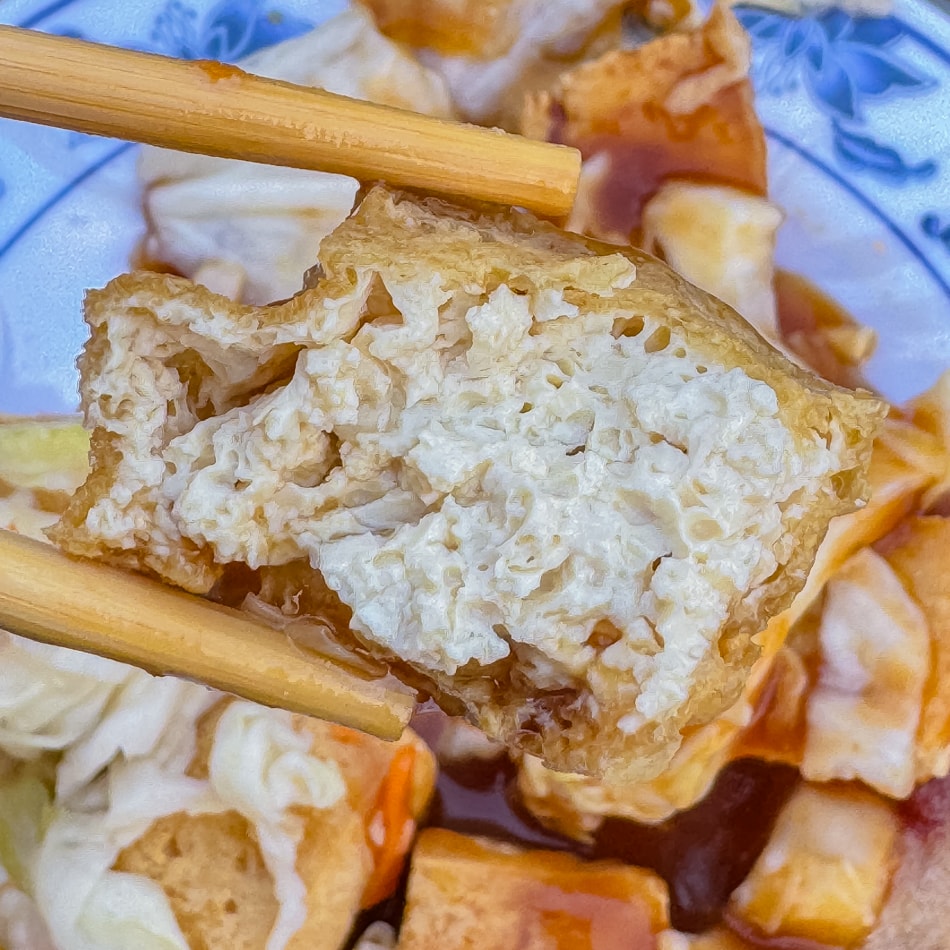 現炸臭豆腐特寫，外酥內嫩香氣四溢