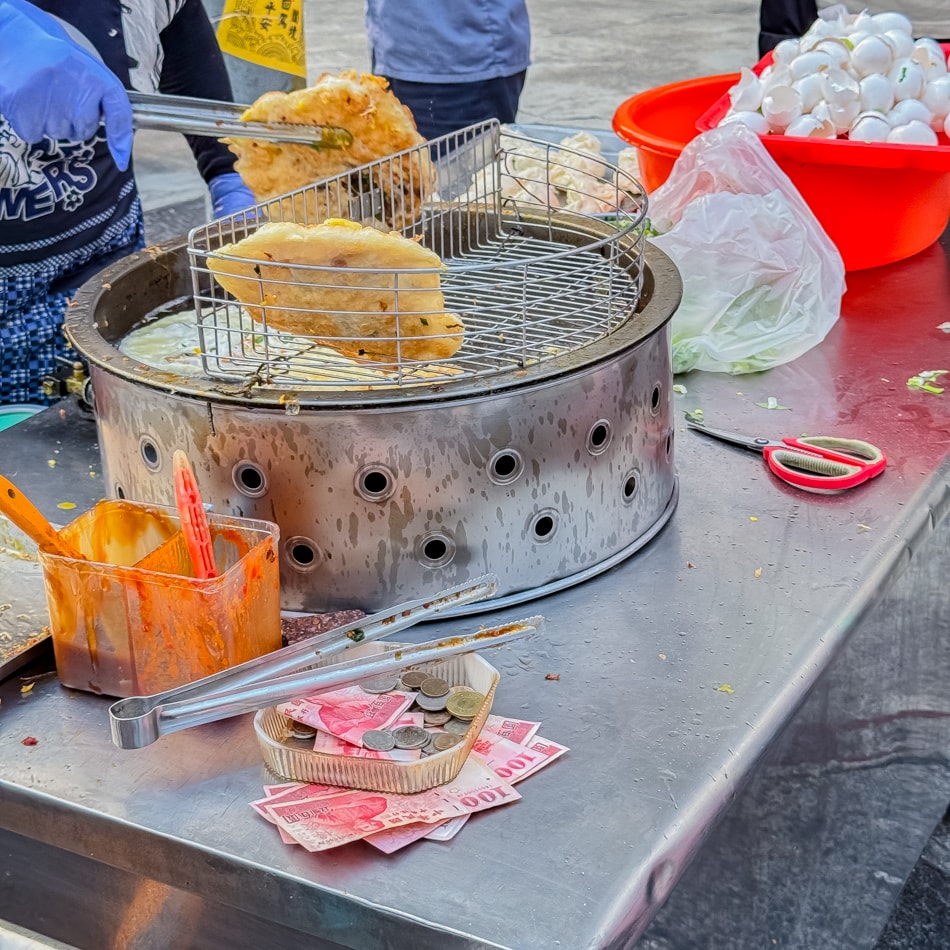 哈爾濱街蔥油餅自助找錢方式，一人作業的效率流程