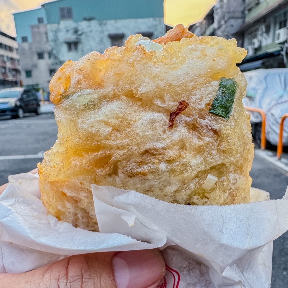 蔥油餅成品展示，九層塔與豬肉餡料香氣撲鼻