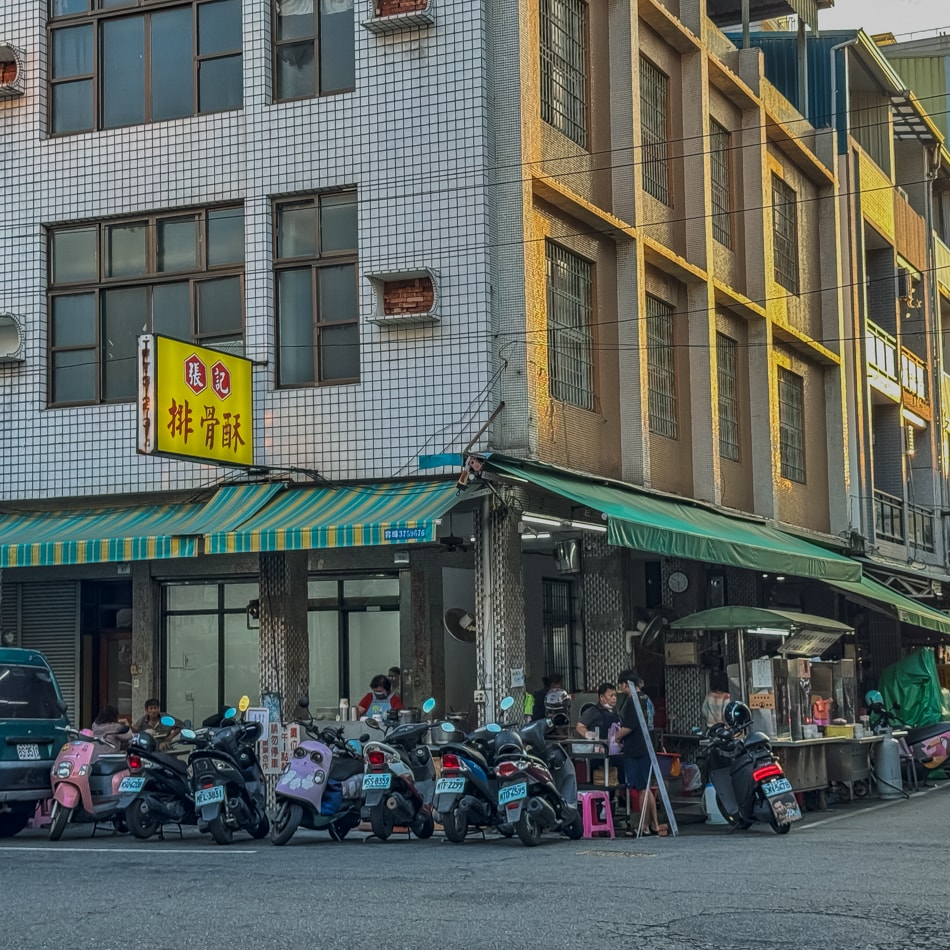 張記排骨酥騎樓外部空間照片，顧客坐在騎樓下享用熱呼呼的排骨酥湯
