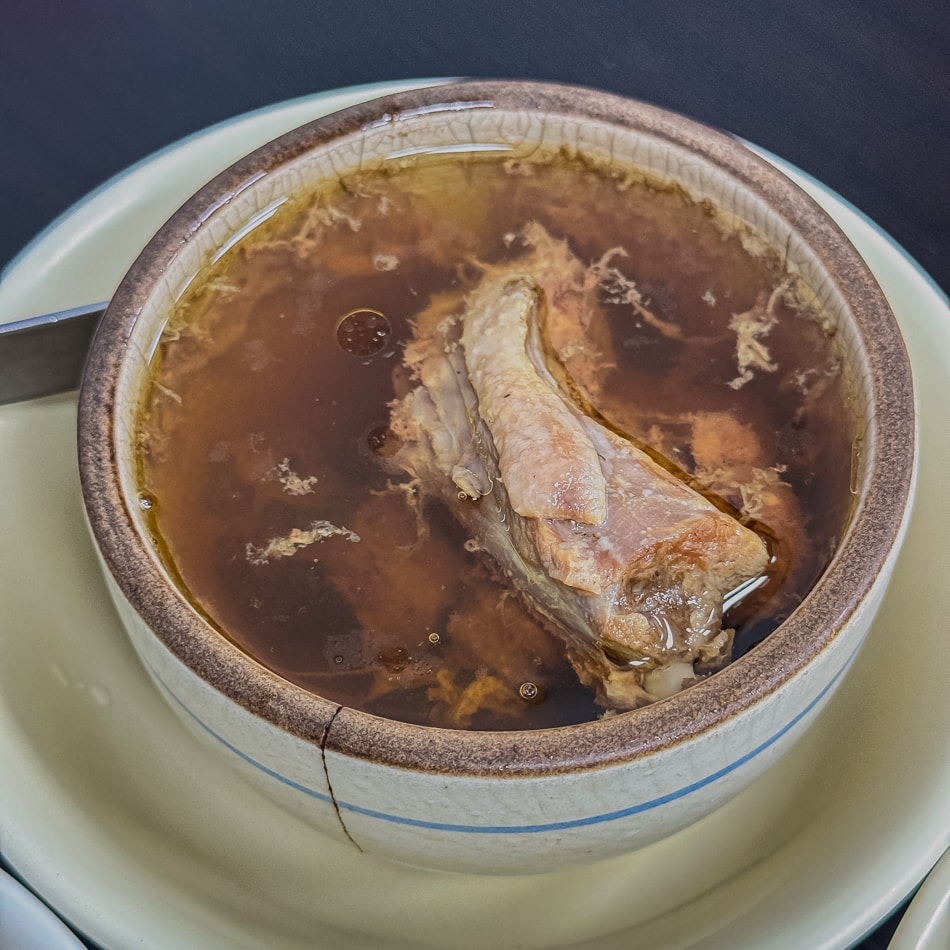 張記排骨酥米糕特寫，Q彈飽滿的糯米配上鹹香肉燥與金黃肉鬆