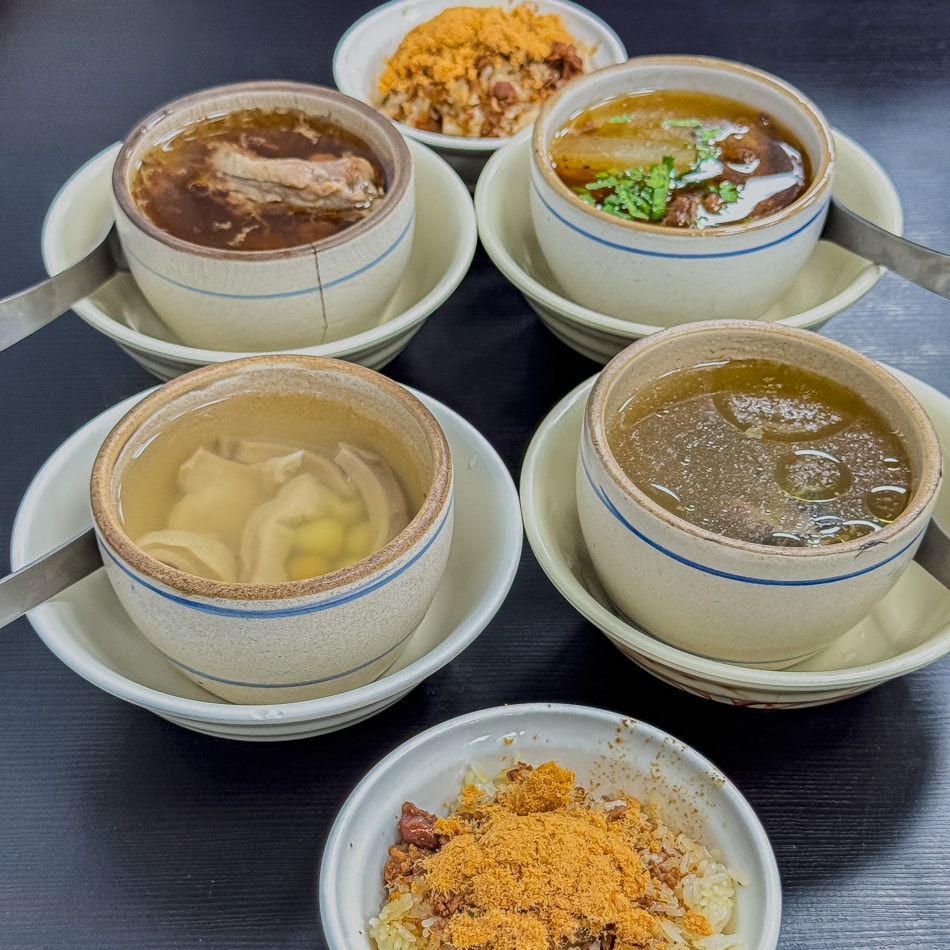 張記排骨酥排骨酥湯全景照，紅亮透澈湯頭與金黃酥脆排骨完美結合