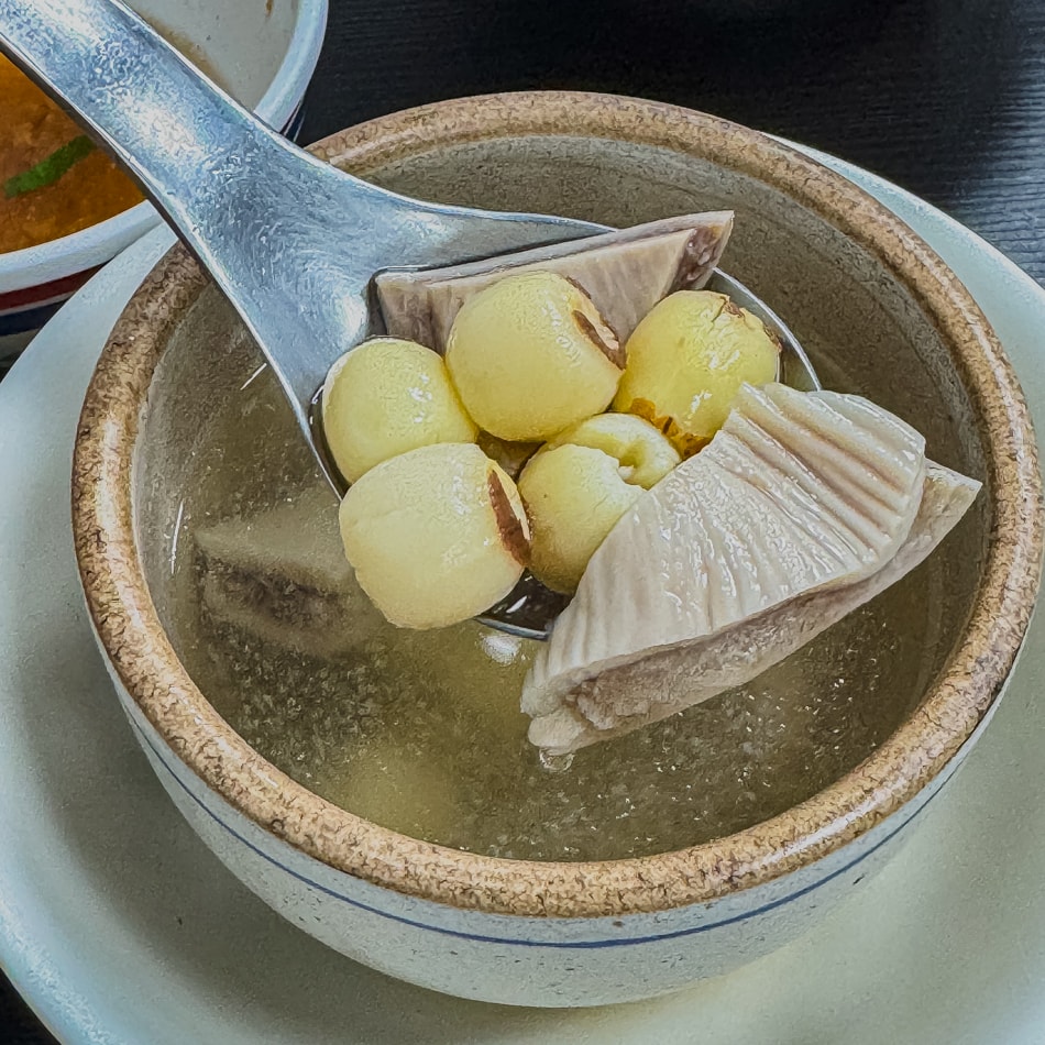 張記排骨酥香菇燉鴨湯特寫，濃郁透亮湯色與紮實鴨肉展現溫潤膳食