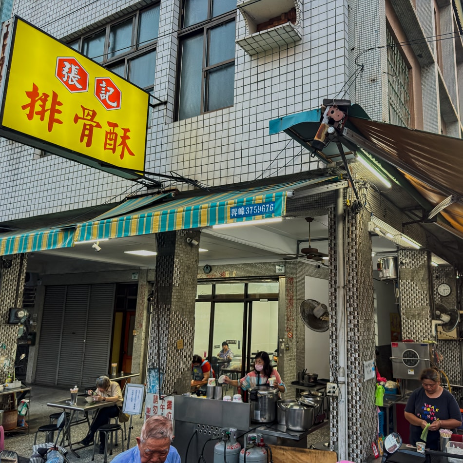 排隊人潮特寫照，高雄在地人夜晚排隊等候張記排骨酥的熱湯