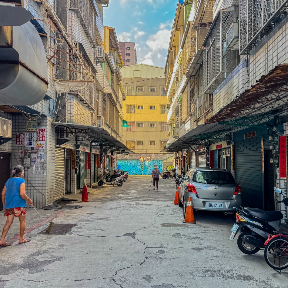 建興路麵線糊排骨攤位外觀，位於高雄市三民區建興路338號騎樓下，攤位簡約卻人氣不減