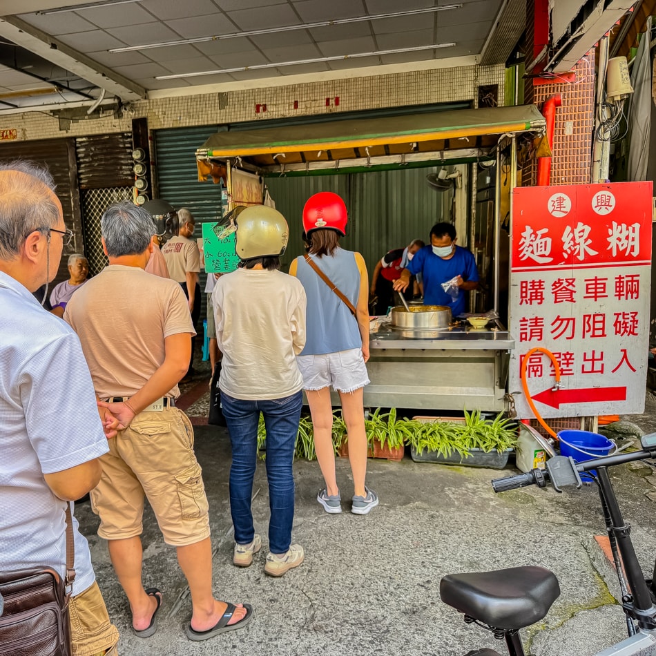 攤位外觀特寫，清晰呈現排骨與麵線糊的裝備與擺設