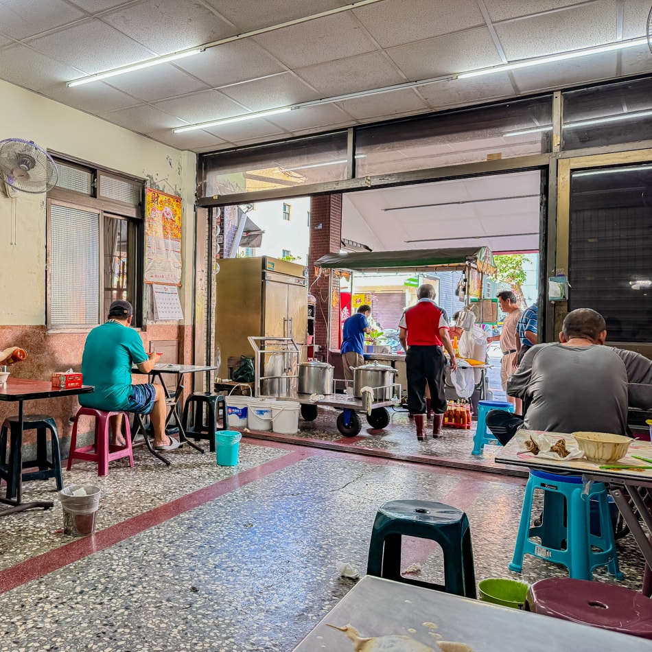 店內座位區全景，木質桌椅與簡約裝潢讓用餐氛圍舒適