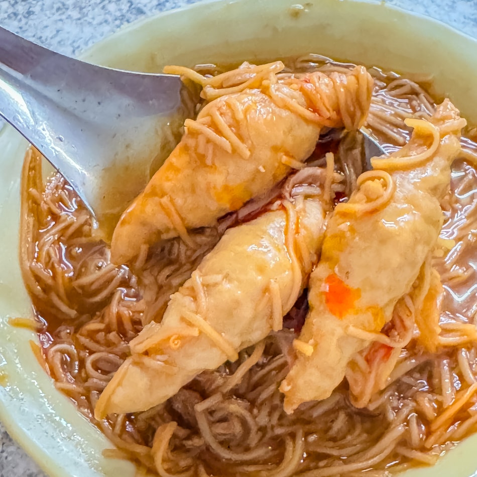 原味麵線碗景側拍，呈現內用環境與食材賣相