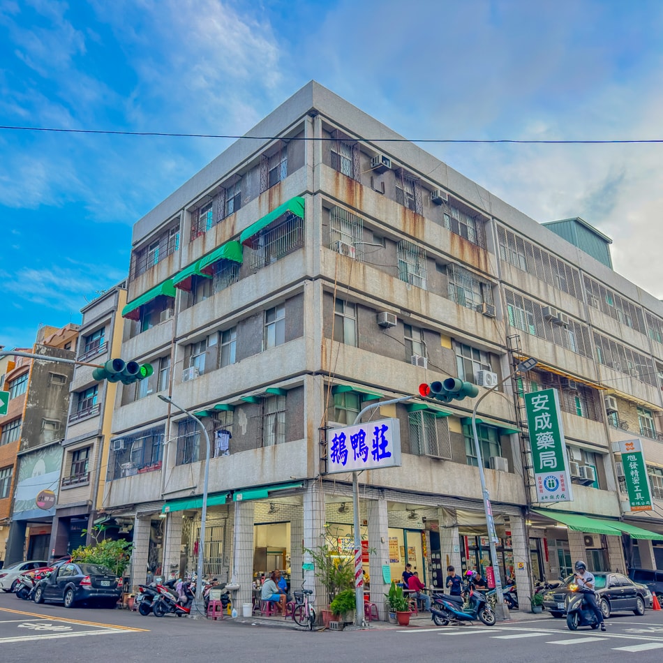 傍晚外觀：鵝鴨莊察哈爾店室外騎樓用餐區街景