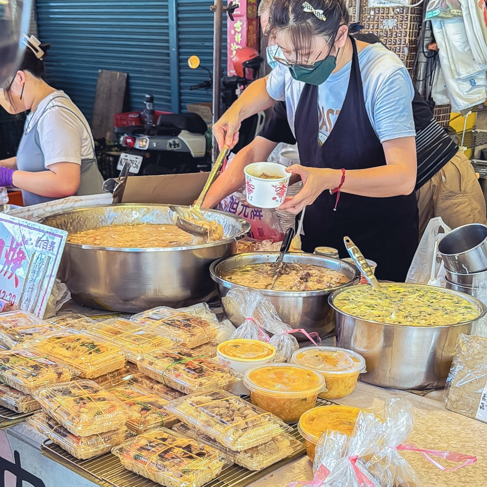 高雄三民區的香菇肉羹攤位特寫，清晨湯氣裊裊