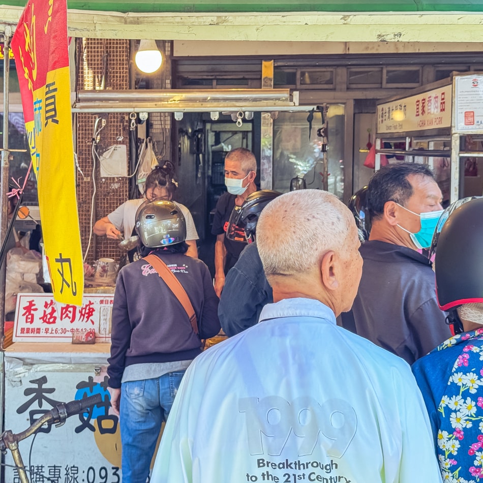 大連街香菇肉羹攤位外觀實拍，早晨時段滿滿人潮