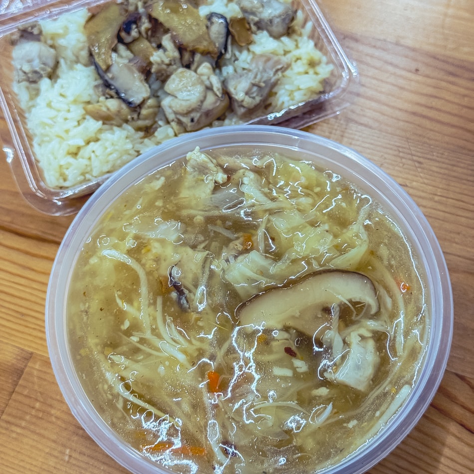 攤位上的香菇肉羹實拍，湯頭濃稠，肉塊紮實