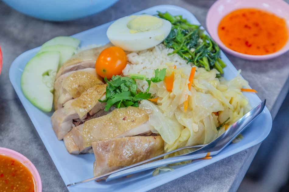 泰G飯全景：泰式風味湯頭煮雞肉與香米飯完美結合