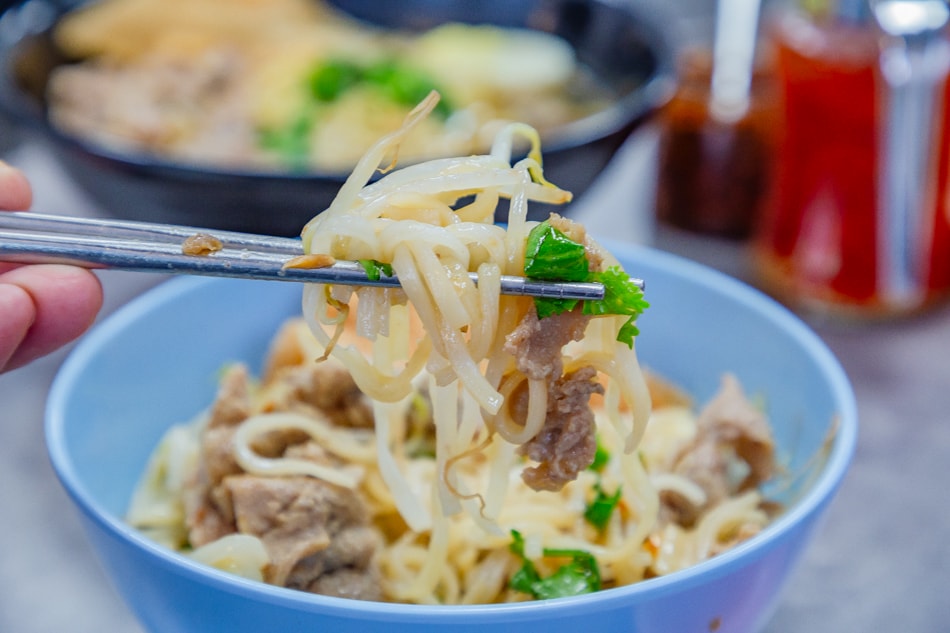 餐具與小碟裝醬料擺盤細節，準備享用美味船麵