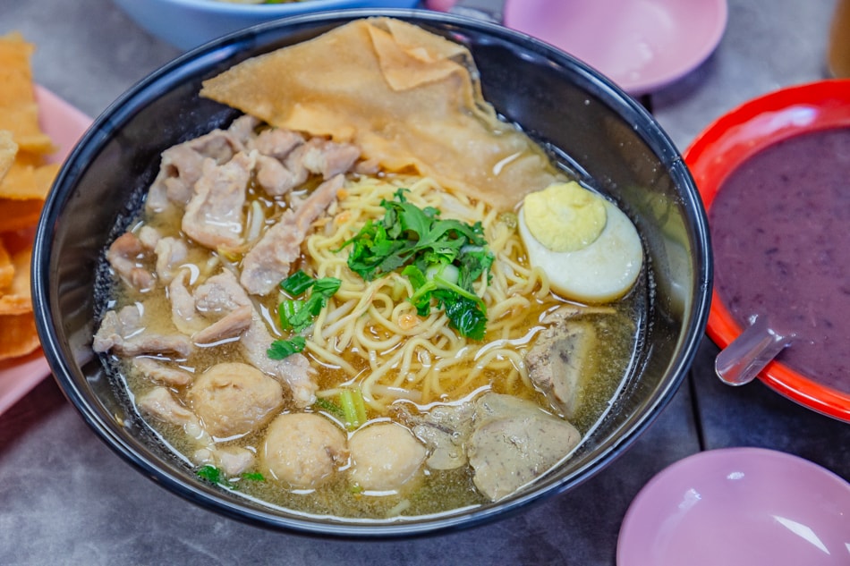 泰國船麵特寫：河粉與湯頭上鋪自家製豬油炸餛飩皮