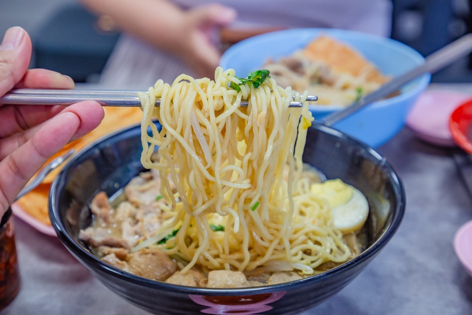 台灣豬胛心肉厚切豬肉片，軟嫩多汁的擺盤特寫