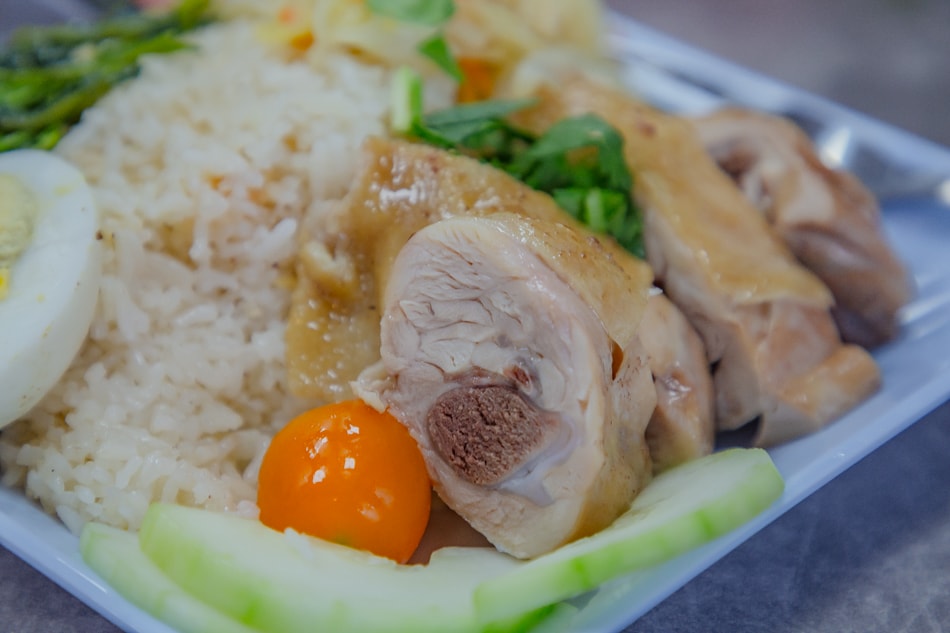 雞肉飯近拍：軟嫩雞肉佐薑蒜香米，層次豐富