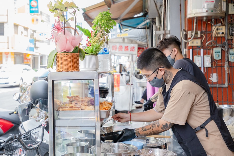 廚房一隅：展示廚具與食材準備過程，傳達用心料理氛圍
