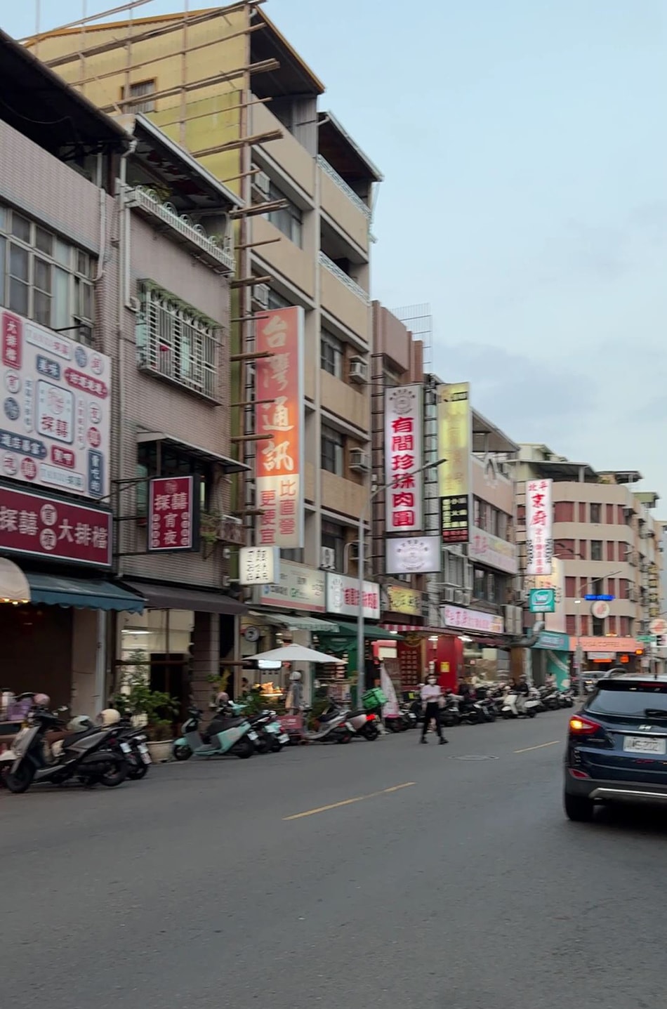 上海生煎湯包外觀，門口招牌醒目，位於三民區熱河一街商圈