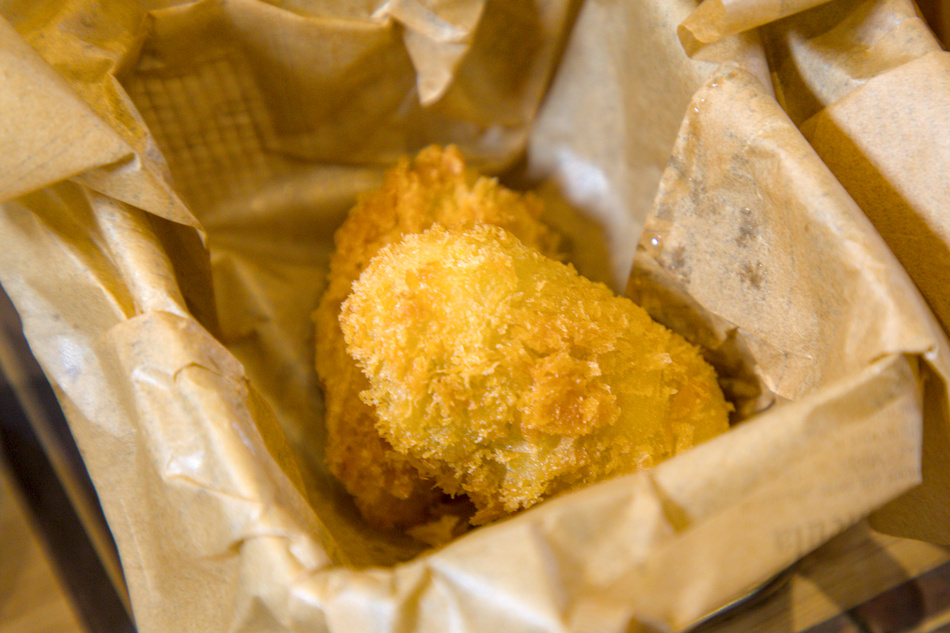 酥炸黃金牡蠣特寫 金黃酥脆外皮包裹肥美牡蠣