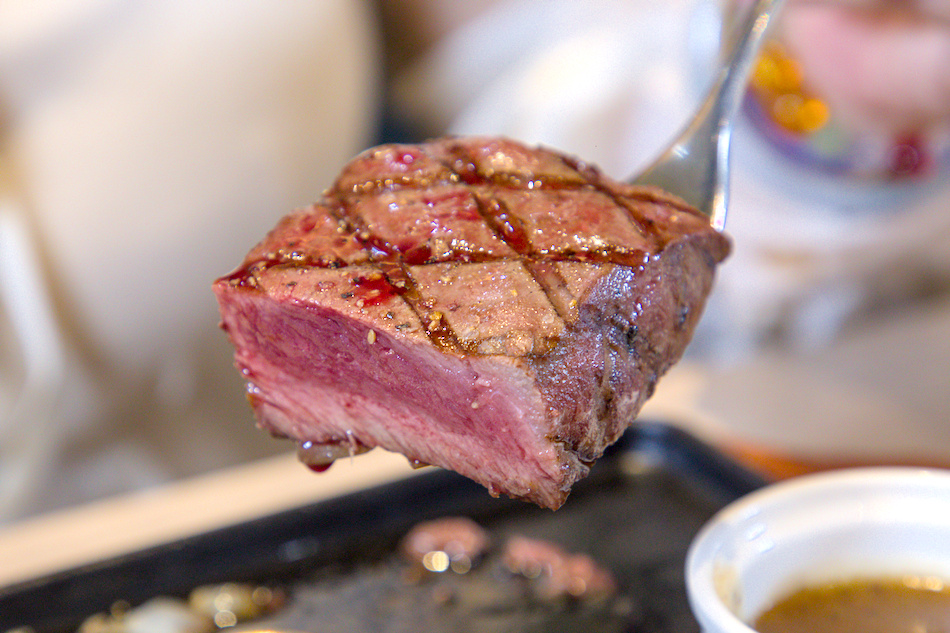 老饕菲力牛排側面特寫 肉汁豐富視覺誘人