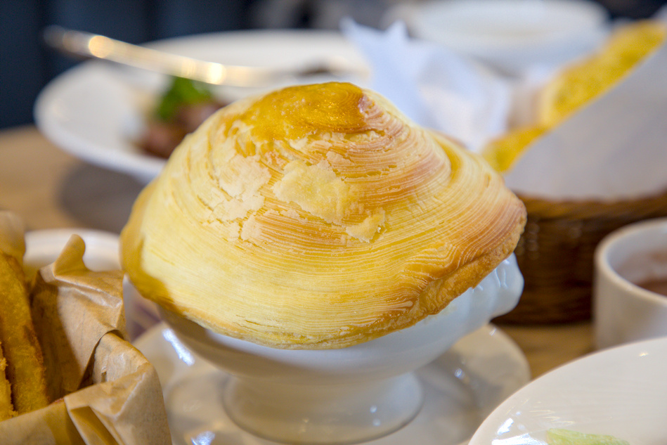 B套餐酥皮濃湯特寫 金黃酥脆外層與香濃內餡