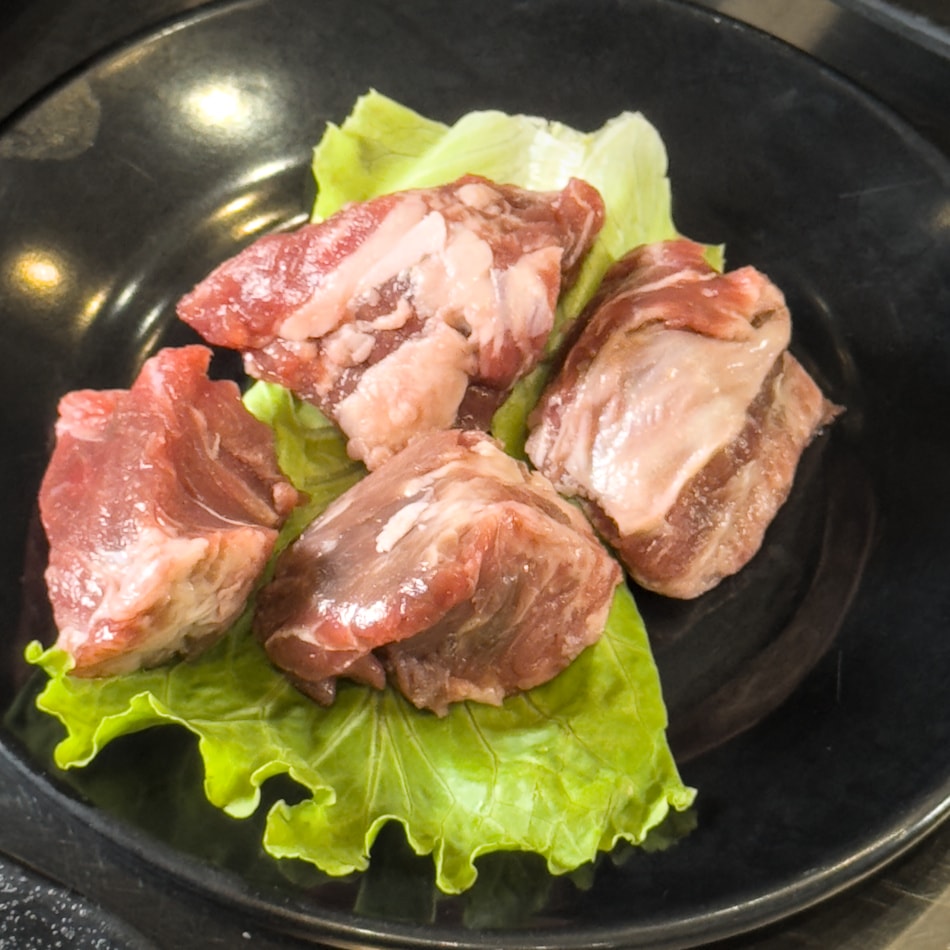 ▼特製川味醬料醃漬，鹹香麻辣、涮嘴不膩。