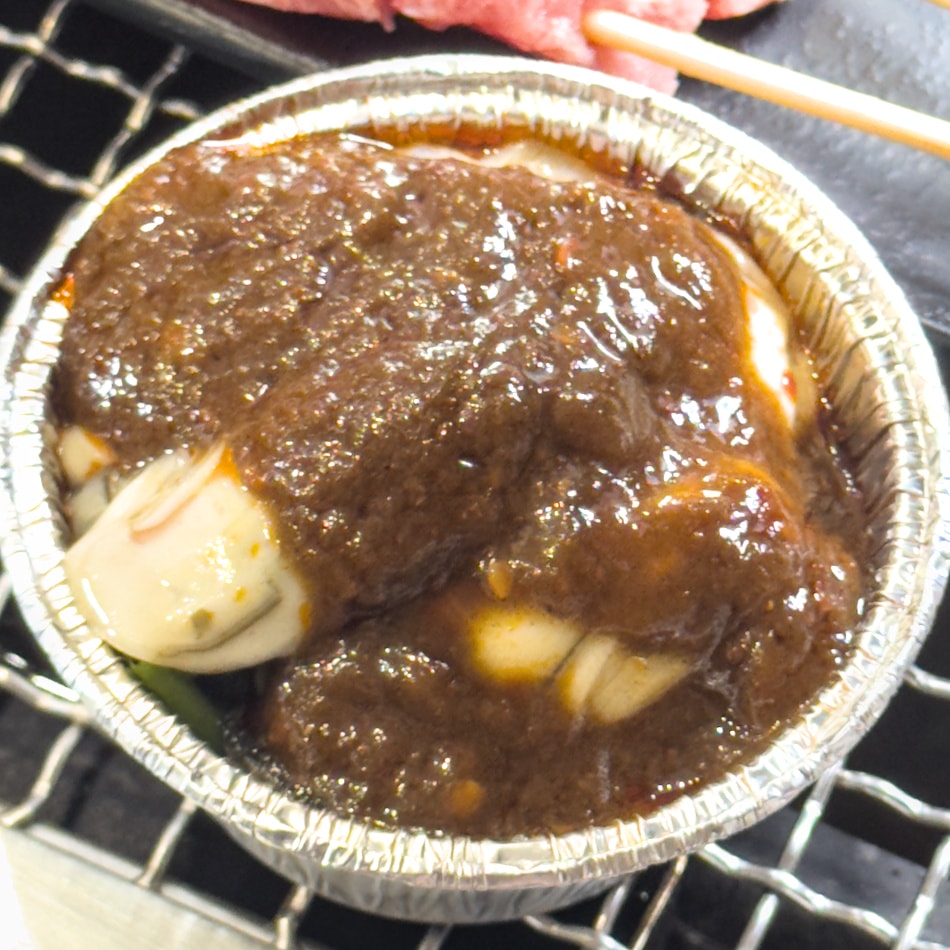 飽滿厚實的生蠔上鋪滿香辣蒜蓉醬汁，燒烤後香辣多汁，帶有濃濃海味，推薦搭配飲品享用！