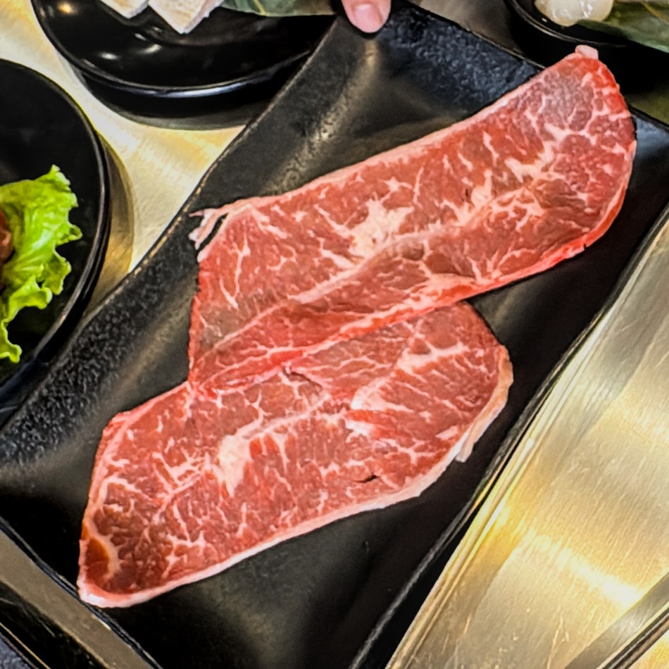 油花細緻、肉香濃郁，經過高溫炙烤後香氣奔放，口感兼具嚼勁與柔嫩，適合喜歡吃出肉感的老饕。