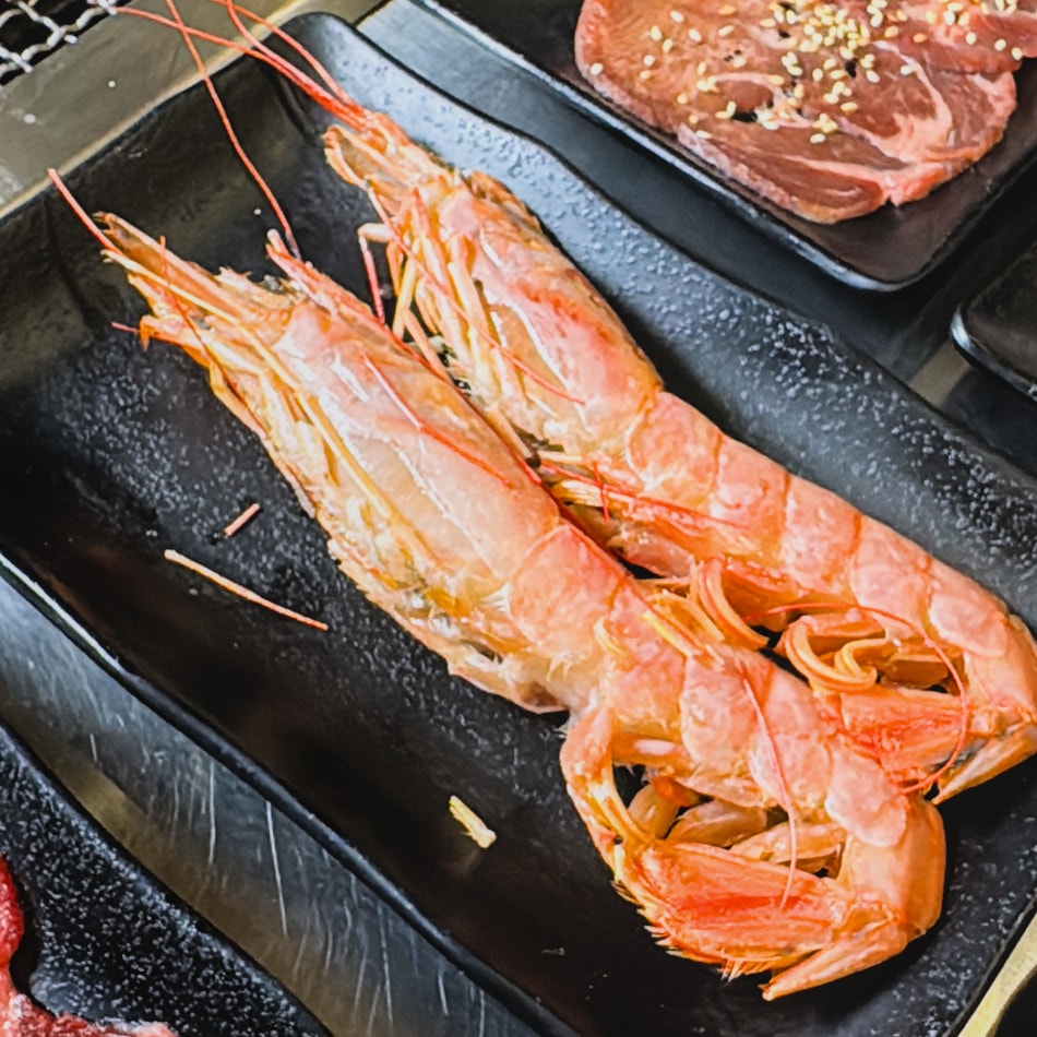 ▼尺寸驚人、肉質緊實，烤完海味爆棚。記得先剝完殼再烤哦~