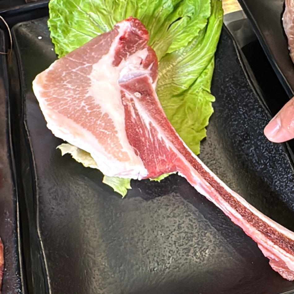 霸氣上桌！大塊帶骨豬排外酥內嫩，咬下超有爽感。厚切帶骨超霸氣戰斧豬排，一上桌就吸睛破表！建議慢火烤至表面金黃微焦，外脆內嫩、風味飽滿。