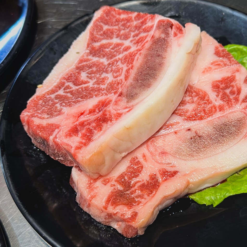 ▼骨邊肉最香，燒烤後油香四溢，厚切也能咬得過癮。