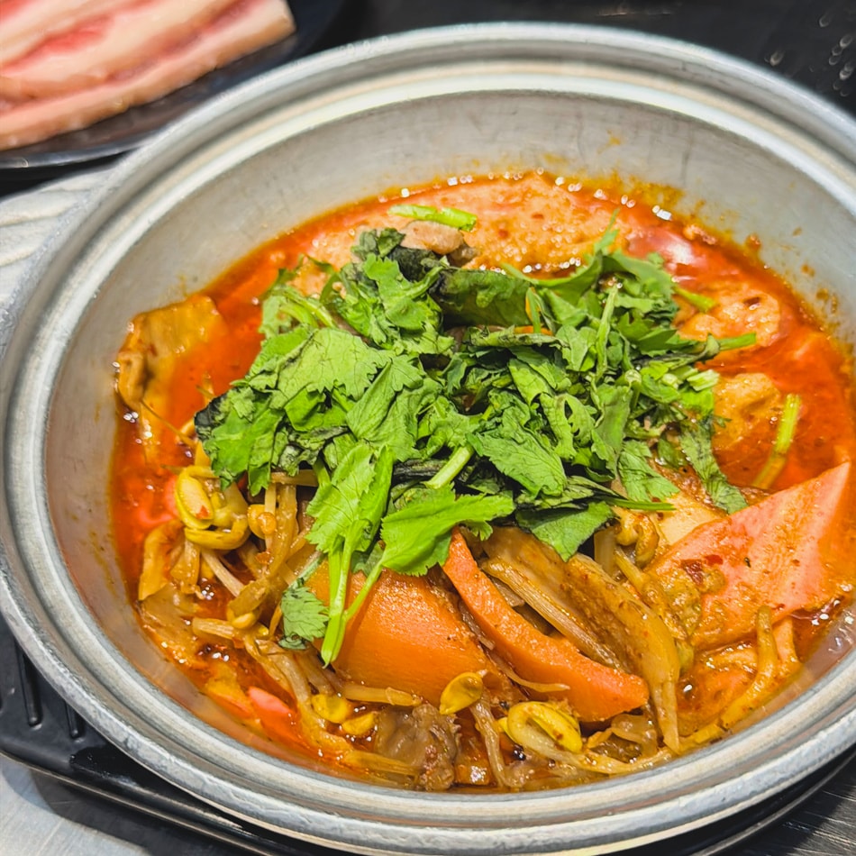 麻辣湯底夠味，肉片滑嫩，刺激味蕾超有勁。