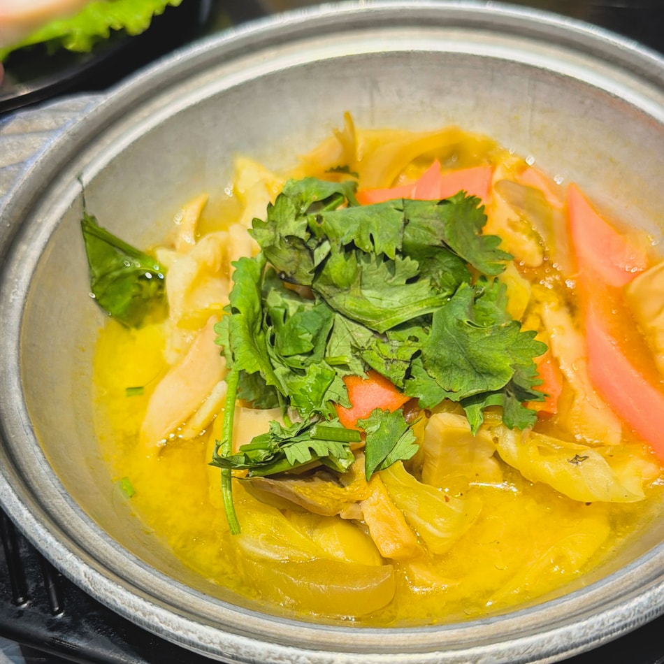 魚肉細嫩帶酸辣，湯底開胃，配飯絕對一碗接一碗。