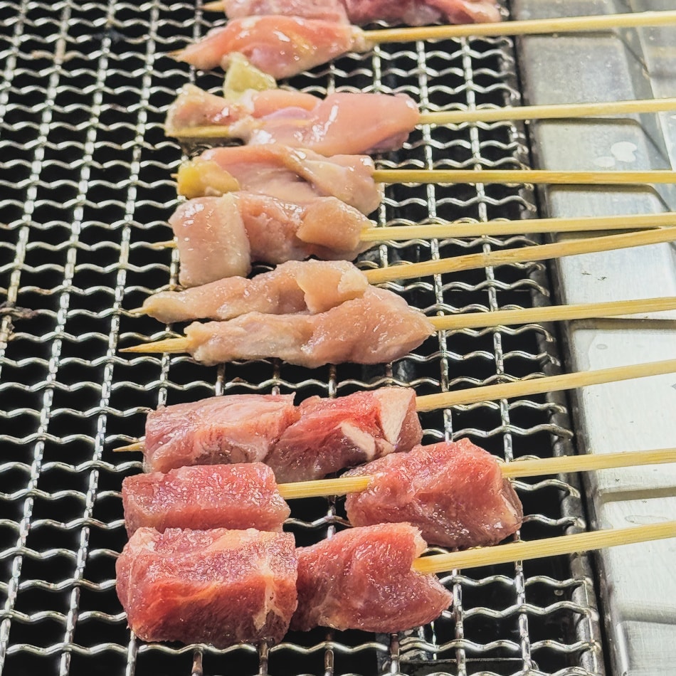 ▼四種肉串任你選，現烤上桌香味四溢，是串烤控必點。