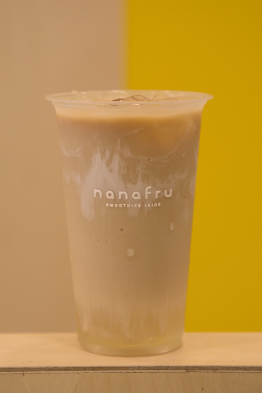 椰香茶鮮乳 Na杯飲品特寫，層次分明的奶茶與椰香風味