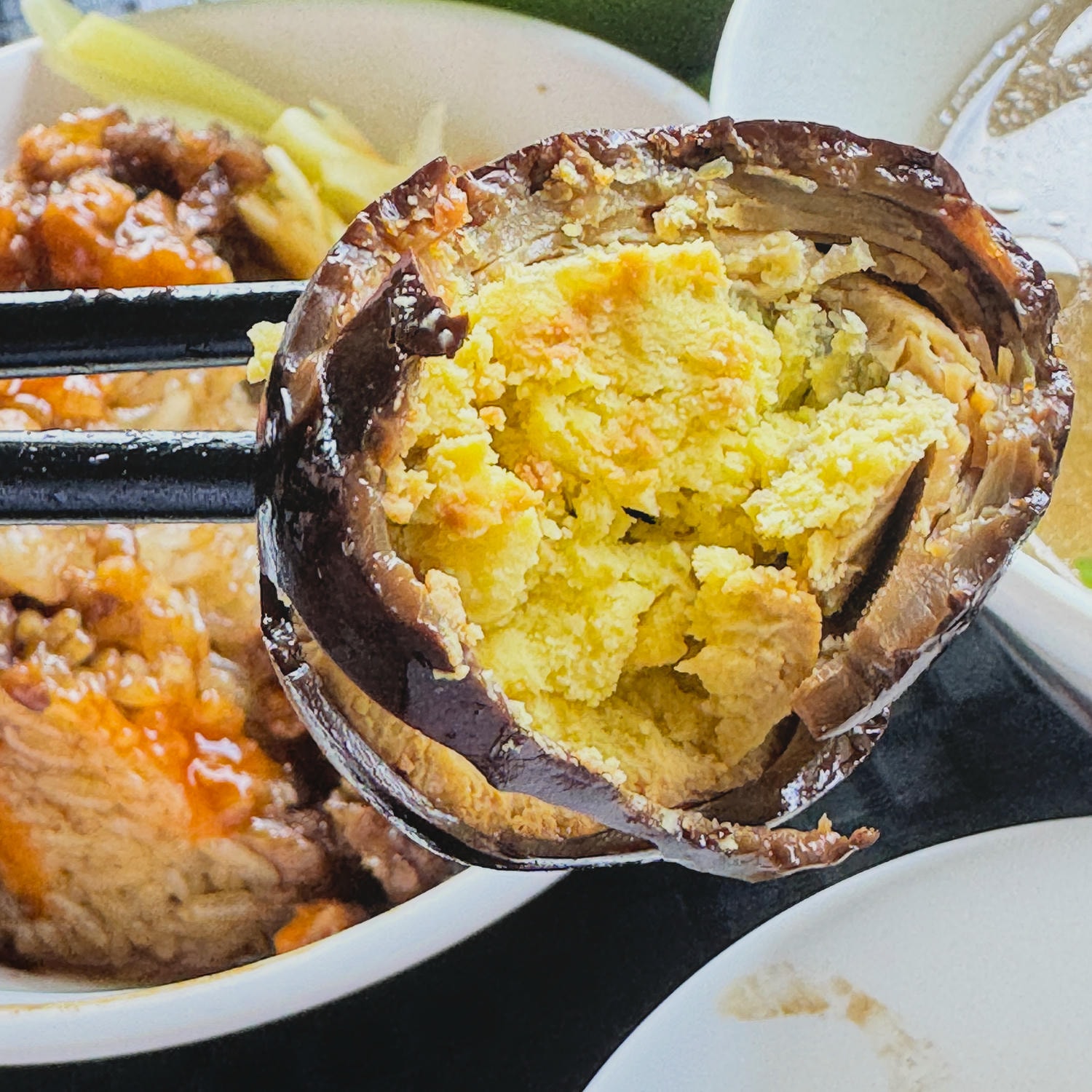 外皮烏黑透亮且嚼勁十足的滷鐵蛋，是筒仔米糕的最佳配菜