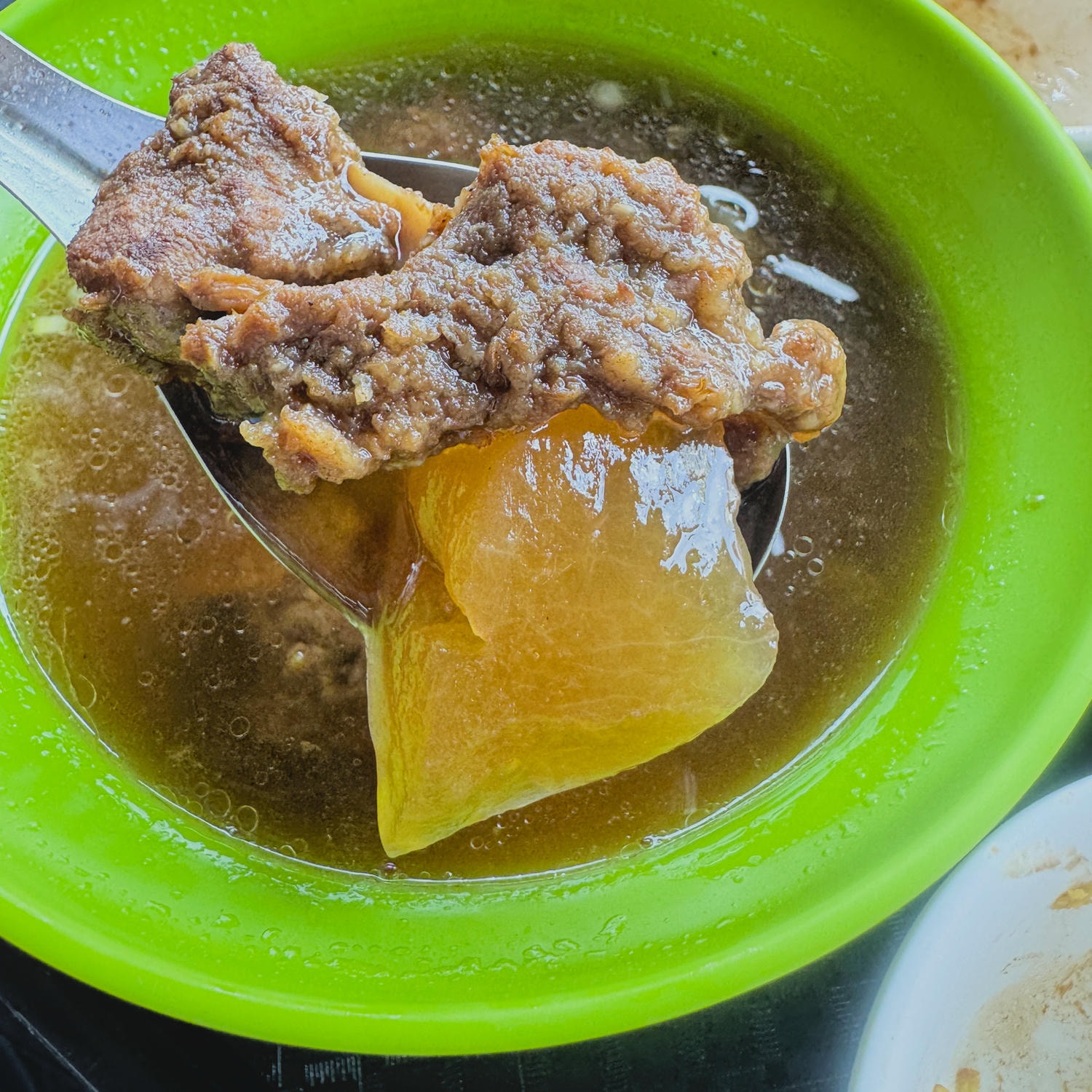 琥珀色湯頭的原盅排骨酥湯，肉質軟爛入味，搭配清甜冬瓜與胡椒香氣