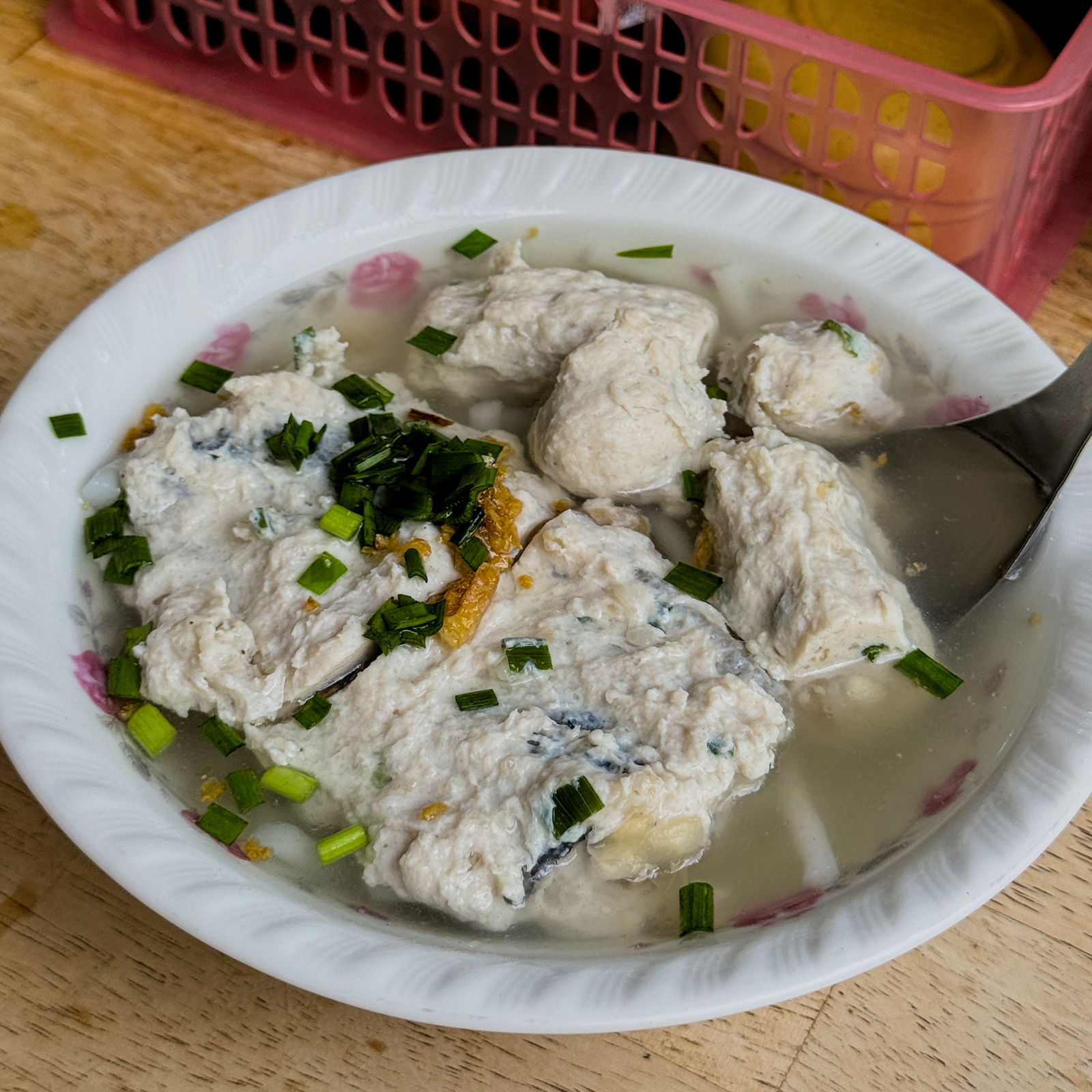 充滿粗米粉和豐富三種魚丸的綜合米粉湯特寫，湯頭清澈，呈現鹽埕在地美食的美味。