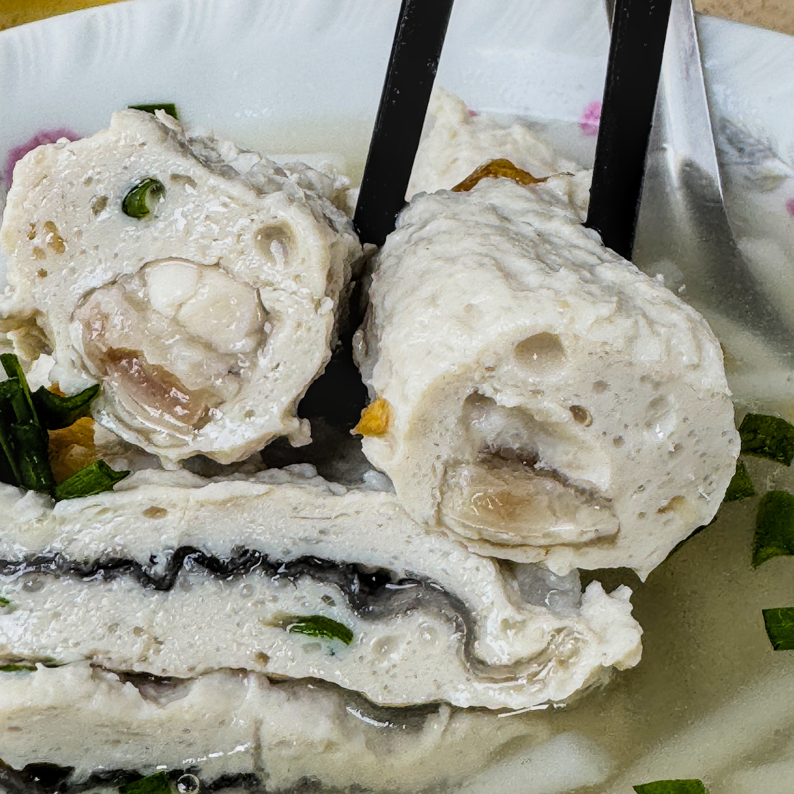 長條狀的魚肚丸近拍，展現其紮實飽滿的魚漿主體，是三山國王廟虱目魚米粉中的重要配料。