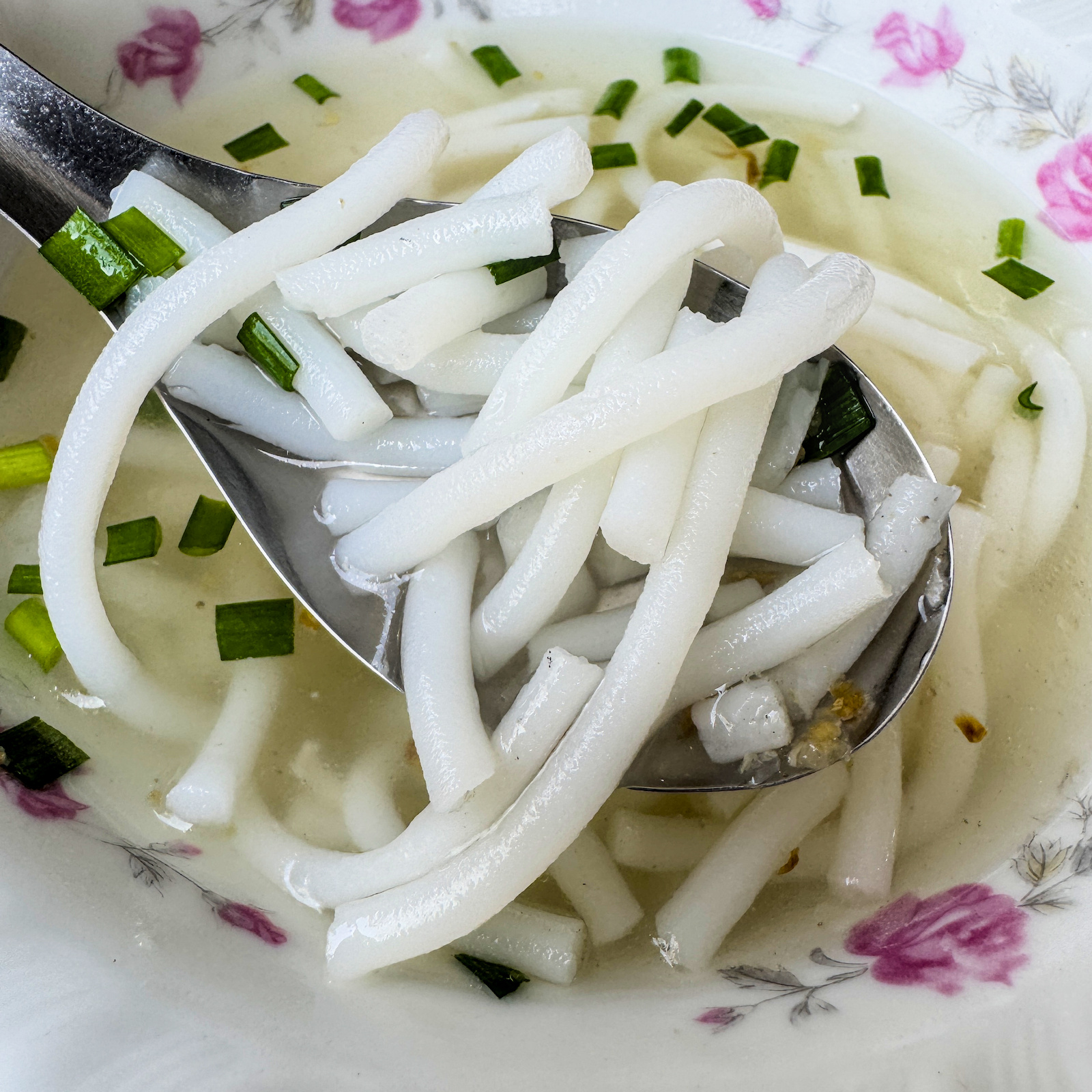 三山國王廟虱目魚米粉店的粗米粉近拍，展示其Q彈厚實的口感，是高雄在地小吃特色。